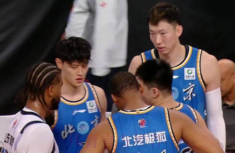CBA爆大冷！山东2分险胜北京，周琦惨遭隔扣，超级外援22分读秒绝杀