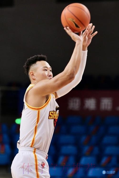 手感火热!贺希宁追身三分命中 手感火热!贺希宁追身三分命中