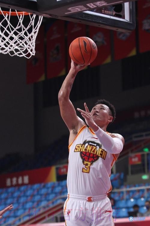 手感火热!贺希宁追身三分命中 手感火热!贺希宁追身三分命中